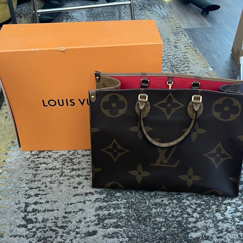 Louis Vuitton ONTHEGO GM. (large Size).  Like new condition!